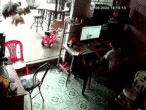 Khoảnh khắc bể trữ nước vỡ toang làm sập mái nhà khiến ai nấy đều kinh hãi