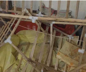 Hết hồn với chiếc tủ quần áo chạm vào là sập, biết được số bộ quần áo được đặt trong tủ dân tình gật gù: 'Không sập mới lạ chứ!'