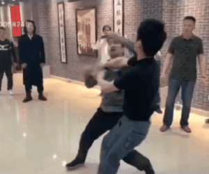 Môn đồ Vịnh Xuân bị đấm túi bụi từng dẫn đệ tử đi đánh lộn rồi chỉ biết đứng sau livestream