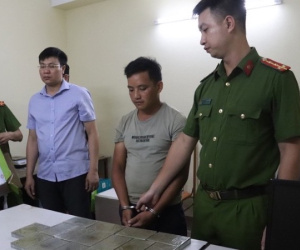 Bắt đối tượng chở 17 bánh heroin đi bán bằng xe máy