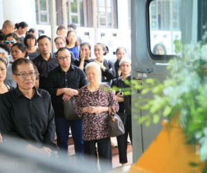 Lễ viếng nữ MC Diệu Linh vừa kết thúc, người mẹ đứng không vững khi nhìn thấy di hài con gái được đưa ra xe
