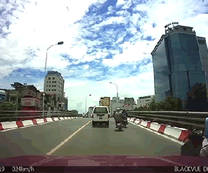 Tai nạn kinh hoàng: 2 thanh niên đầu trần phóng nhanh lấn làn, đâm trực diện ô tô trên cầu vượt