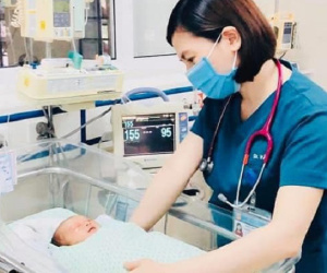 Diễn biến trở nặng, bé sơ sinh bị bỏ rơi dưới hố ga ở Hà Nội vẫn chưa có người thân nào đến hỏi thăm