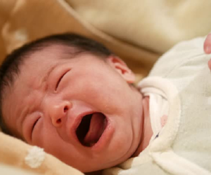 Người cha hóa 'quỷ dữ' khi ném con 3 tháng tuổi ra ngoài cửa sổ vì nghe tiếng khóc