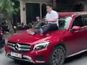 Video: Người đàn ông ngồi trên đầu xe Mercedes đang chạy trên đường