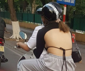 Cô gái lộ nguyên mảng lưng trần kém duyên khi ngồi sau xe bạn trai khiến dân tình 'nóng mắt'