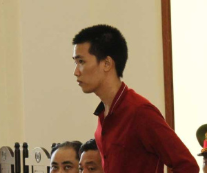 'Yêu' bé gái 13 tuổi, đi tù 15 năm