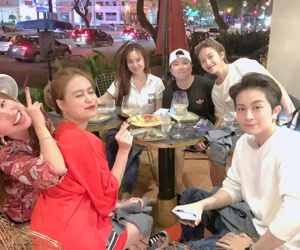 Gil Lê và Hoàng Thuỳ Linh khiến fan 'phát sốt' khi công khai ngồi cạnh cực tình tứ trong buổi tụ họp cùng hội bạn thân