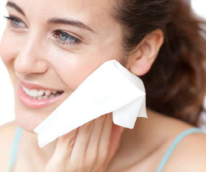 Dùng khăn ướt tẩy trang - nguy cơ khiến làn da bị hủy hoại nhanh chóng