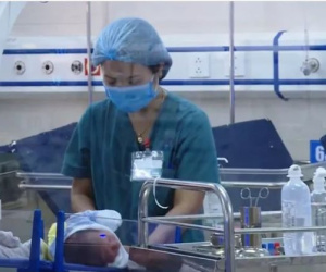 Bé sơ sinh bị bỏ rơi ở hố ga: Có người tự xưng là 'Bà ngoại' đến gặp, bệnh viện từ chối