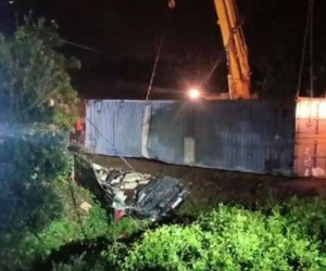 Quảng Ninh: Xe container đè xe limousine bẹp dúm, ít nhất 2 người tử vong