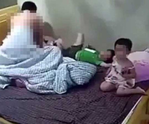 Phẫn nộ với hình ảnh bố mẹ bật tivi cho 2 con xem rồi thản nhiên trùm chăn làm chuyện ấy ngay trước mặt trẻ