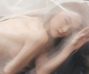 Minh Hằng tung bộ ảnh bán nude táo bạo để đón tuổi 33: Thần thái lạnh tanh nhưng body thì lại 'nóng' hừng hực