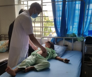 Một học sinh tiểu học rơi từ tầng 2 trường học xuống đất chấn thương sọ não