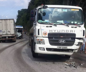 Xe khách đối đầu xe tải trên Quốc lộ 6, nhiều người trọng thương