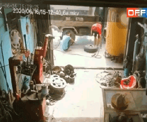 Video: Cú đâm kinh hoàng húc bay xe tải đang sửa và pha 'đứng tim' của 2 người thợ