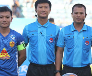 Chủ tịch CLB ở V.League bị tố lăng mạ trọng tài, mặc kệ CĐV tấn công 'vua áo đen'
