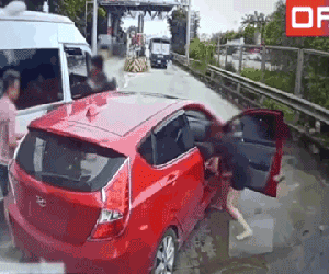 Video: Chèn ép xe con bị cô gái rút guốc đuổi, tài xế đang 'hổ báo' phải rút vào xe cố thủ