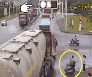 Video: Phản xa nhanh bất ngờ khi lọt gầm xe bồn, người đàn ông thoát chết trong gang tấc