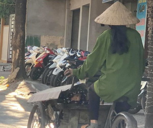 Người phụ nữ đạp xích lô chở hàng giữa trời nắng, gương mặt lấp ló trong xe khiến tất cả lặng người