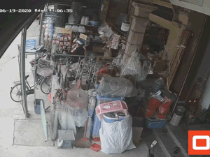 Nam thanh niên bê trộm cả thùng tiền trong cửa hàng tạp hóa rồi chạy trốn