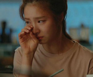 Chỉ vì sơ suất nhỏ khi nhà có khách mà chồng hất đổ cả mâm cơm, ai dè hành động tiếp theo của cô vợ lại làm anh ta vật nài xin lỗi