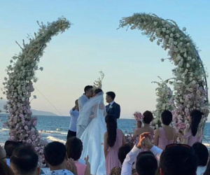 Hình ảnh hiếm hoi về chú rể của Phanh Lee, dáng cao ráo và chỉ lộ nửa mặt vẫn thấy đẹp trai ngời ngời