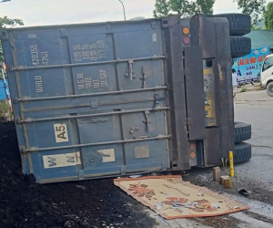 Container lật đè chết hai mẹ con