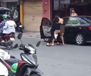 Người đàn ông khoả thân giằng co với một phụ nữ trên phố khiến nhiều người xôn xao