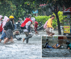 Người Sài Gòn ngã sõng soài trong mưa lớn, sinh viên cõng nhau dưới mưa qua 'biển nước' Thảo Điền