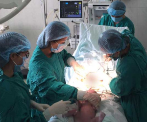 Sinh con khi mới 16 tuổi vì tảo hôn, sản phụ ở Đắk Nông bị sa dây rốn suýt chết