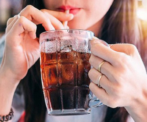 Cô gái mới 27 tuổi đã bị đục thủy tinh thể, nguyên nhân là do thường xuyên uống loại nước giải khát mà giới trẻ rất ưa thích