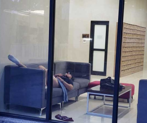 Hà Nội: Ngán ngẩm cư dân chung cư cao cấp nhiều lần phóng uế ra thang máy, xem sofa ở ở sảnh chung như phòng ngủ nhà mình