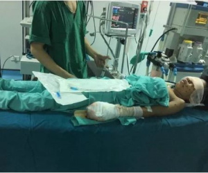 Thiếu niên bị nát tay, vỡ nhãn cầu cả 2 mắt sau tiếng nổ lớn