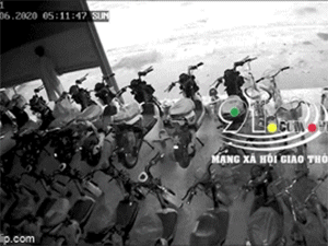 Video: Khoảnh khắc xe container lật đổ trúng 2 mẹ con đi xe máy, người thân gào khóc thảm thương ở hiện trường