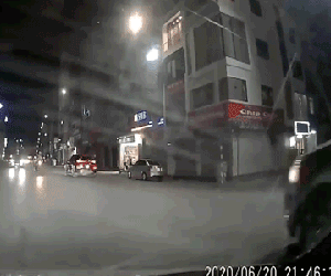 Video: Xe máy phóng tốc độ "bàn thờ" lao vào xe bán tải, người đăng clip bất ngờ bị chỉ trích