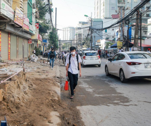 Hà Nội: Vỉa hè thành đại công trường, người dân đi lại khó khăn