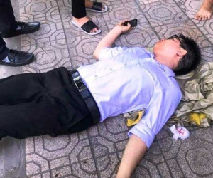 Cán bộ phường bị đánh úp đến bất tỉnh trên đường đi đón con