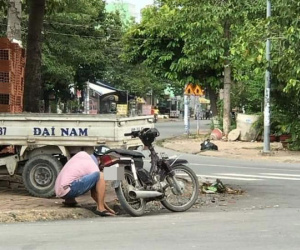 Giữa mùa sáng nắng chiều mưa lụt, người đàn ông lúi húi bên cống thoát nước và làm hành động không tưởng khiến dân tình phẫn nộ
