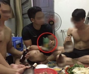 Bức ảnh hội bạn tụ họp trông thì rất bình thường nhưng đạt lượng viral 'khủng' cũng nhờ thứ nam thanh niên cầm trên tay đặc biệt gây chú ý