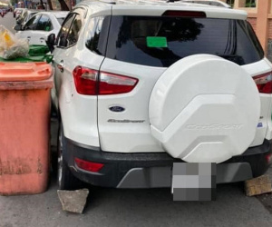 Đỗ xe ngay gần cổng trường đúng giờ tan tầm, chủ xe 'lặng người' nhìn xế yêu được 'chăm sóc kĩ càng' lúc quay lại