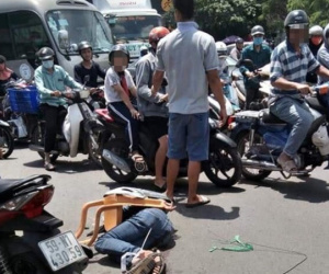 Hai tên trộm xe SH đâm bị thương nhiều người truy đuổi