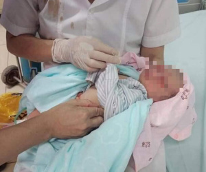 Thông tin mới nhất về tình hình sức khỏe bé sơ sinh bị bỏ rơi dưới hố ga ở Hà Nội sau 15 ngày nhập viện