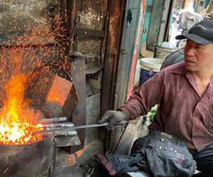 Phố Lò Rèn đỏ lửa trong ngày Hà Nội nóng 40 độ C