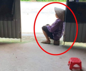 Trong suốt 3 năm, bà ra cửa ngồi đợi cháu mỗi chiều và câu hỏi khiến người ta xót xa