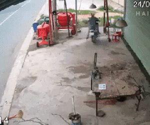Video: Hai nam thanh niên dàn cảnh trộm xe máy của người đàn ông lớn tuổi
