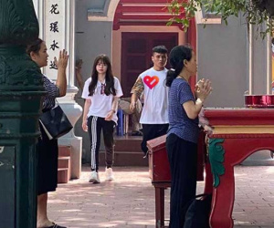 Quang Hải - Huỳnh Anh dắt tay nhau đi lễ Phủ Tây Hồ, chính thức trả lời thắc mắc 'tình về nơi đâu' của dân mạng