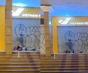 Phẫn nộ hình ảnh cặp đôi thản nhiên 'mây mưa' trước cửa Bưu điện Hà Nội, ngay cạnh hồ Gươm