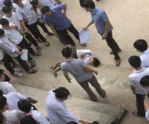 Nam sinh lớp 10 bất ngờ nhảy từ tầng 2 xuống sân trường