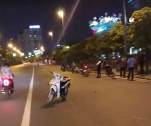 Nhân viên bán vé xe buýt bị tông tử vong khi đi bộ sang đường